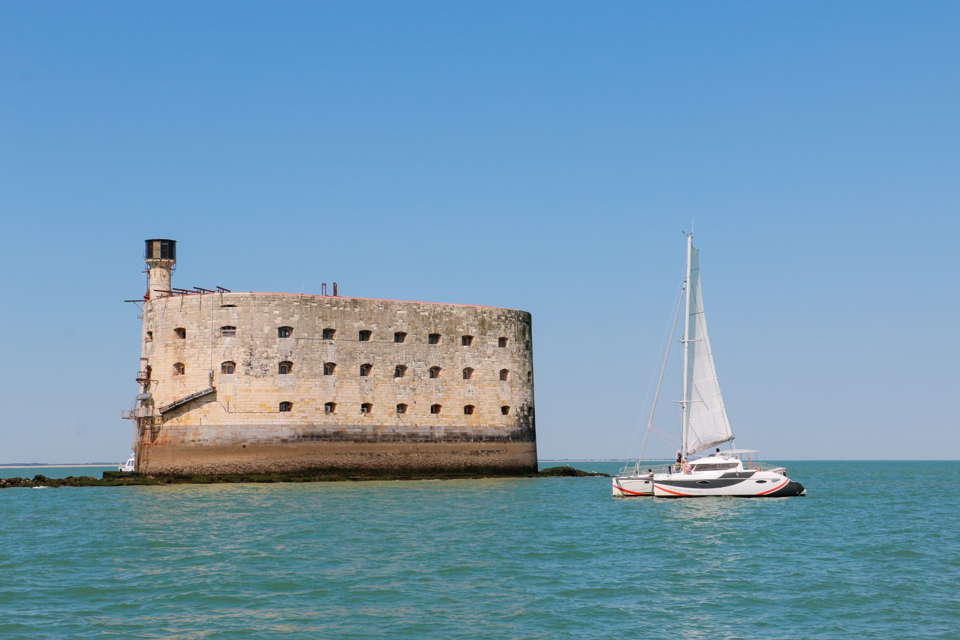 Fort Boyard au large du territoire Rochefort Océan, avec un catamaran à voile
